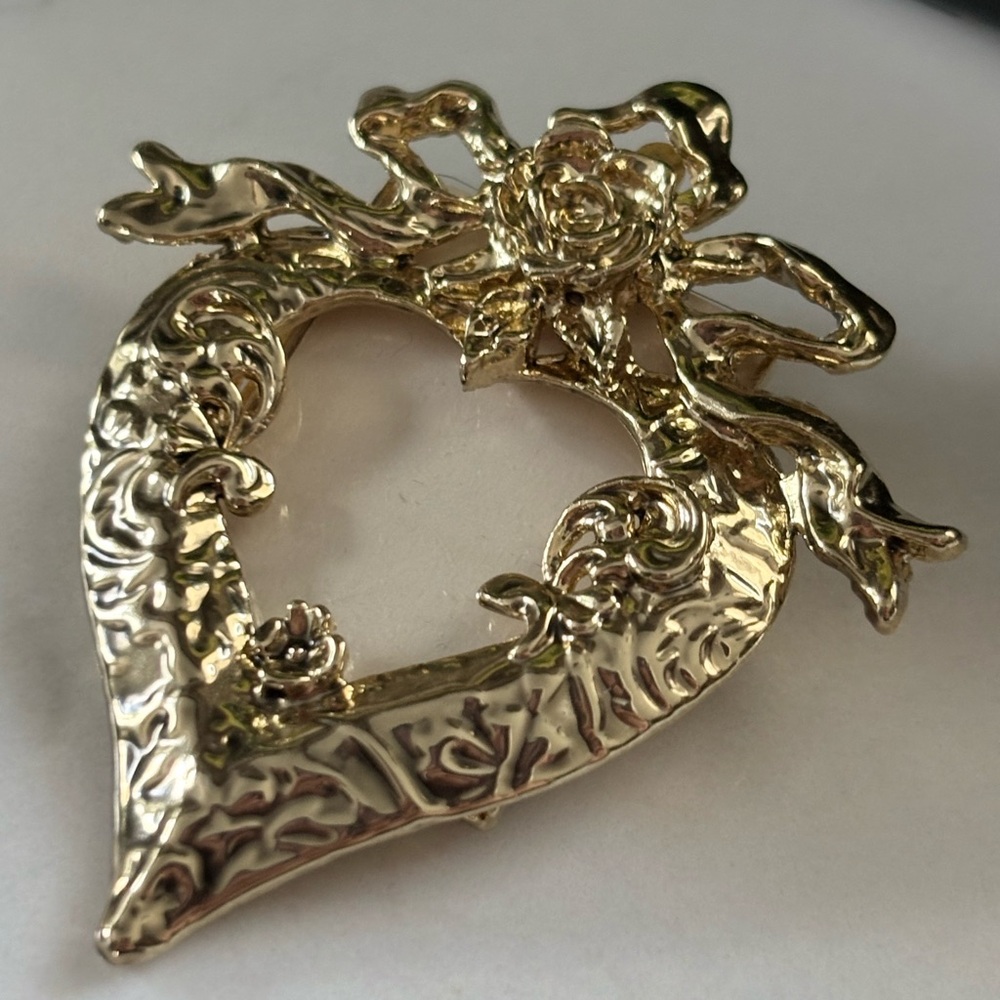 1993 Avon Heirloom Rose Heart Photo Brooch NIB Gold Plated Vintage Keepsake Pin